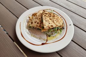 Паноццо с ветчиной и рукколой