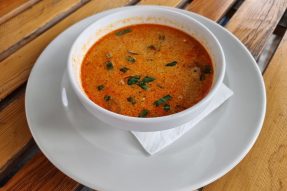 Том Ям с говядиной и ростками гороха