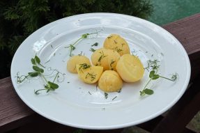 Картофель отварной с укропом