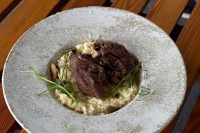 Говяжьи щёчки с ризотто и каперсами