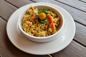 Плов с курицей и перепелиным яйцом